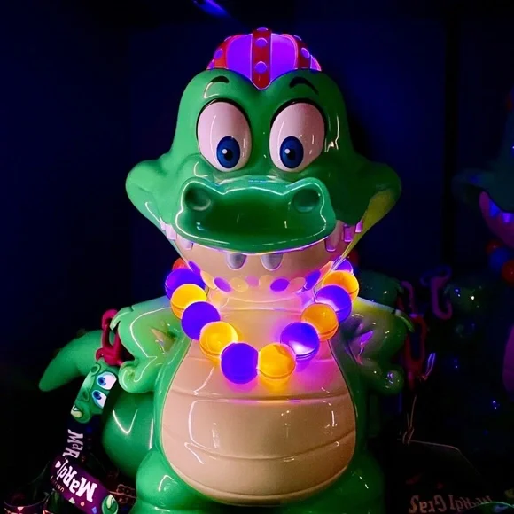 Universal Studios Mardi Gras King Gator Popcorn Bucket - Picture 2 of 2